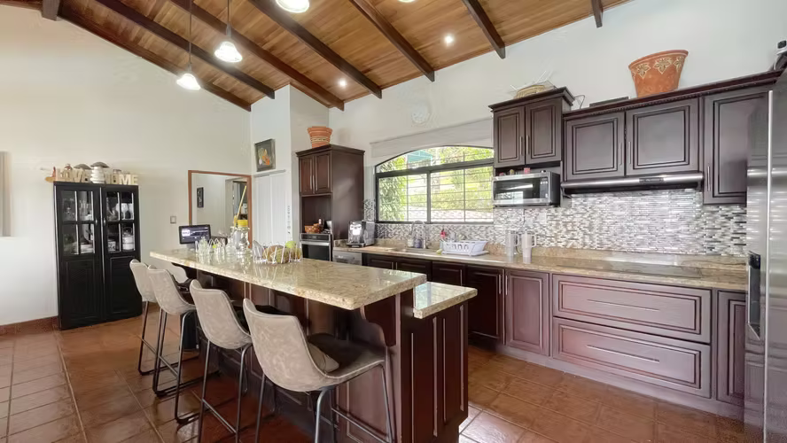 Casa venta en Poás, Alajuela, con piscina y vista. Lote de 7.000 m²