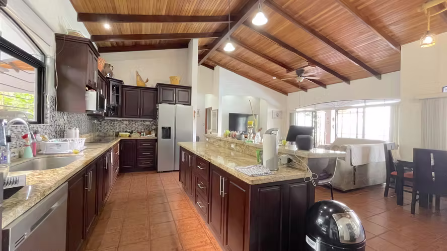 Casa venta en Poás, Alajuela, con piscina y vista. Lote de 7.000 m²