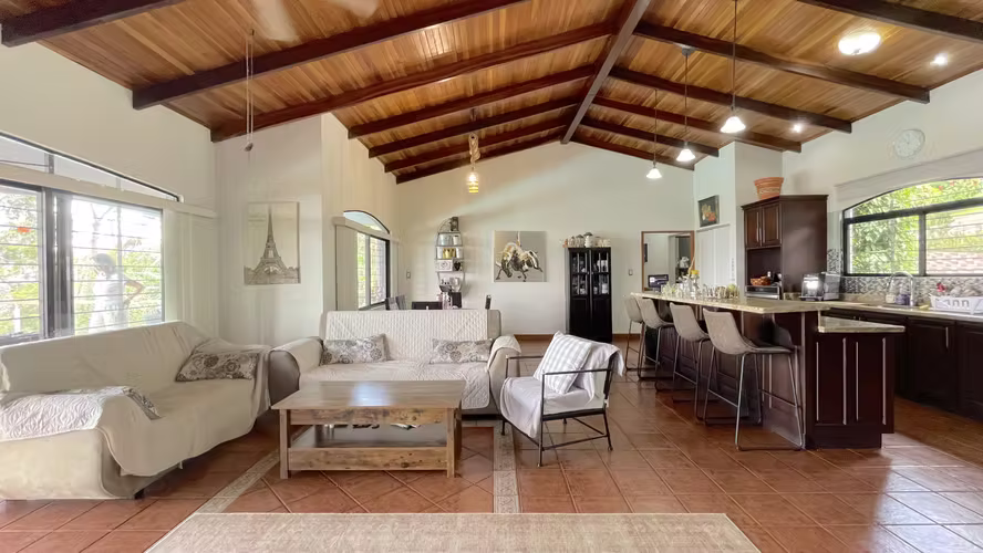 Casa venta en Poás, Alajuela, con piscina y vista. Lote de 7.000 m²