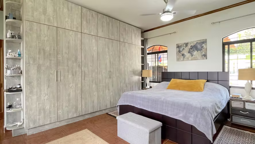 Casa venta en Poás, Alajuela, con piscina y vista. Lote de 7.000 m²