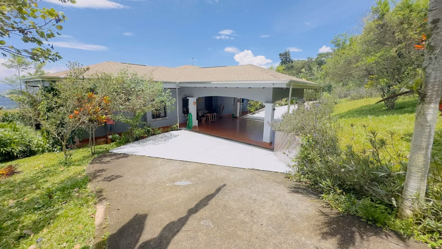 Casa venta en Poás, Alajuela, con piscina y vista. Lote de 7.000 m²