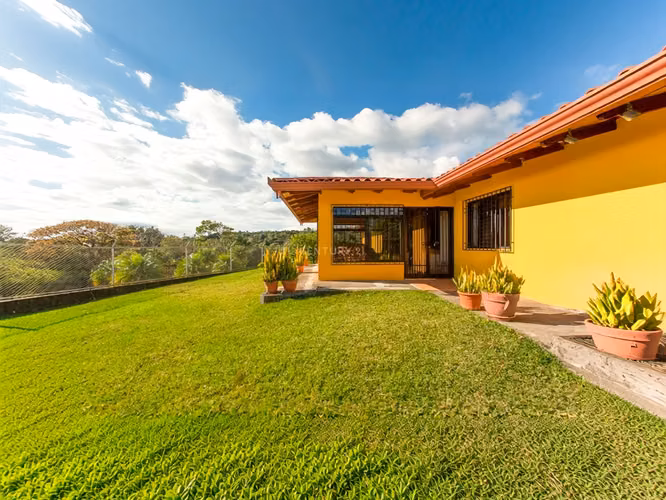 HOUSE WITH SPACIOUS GARDENS AND CENTRAL VALLEY VIEWS | POÁS, ALAJUELA