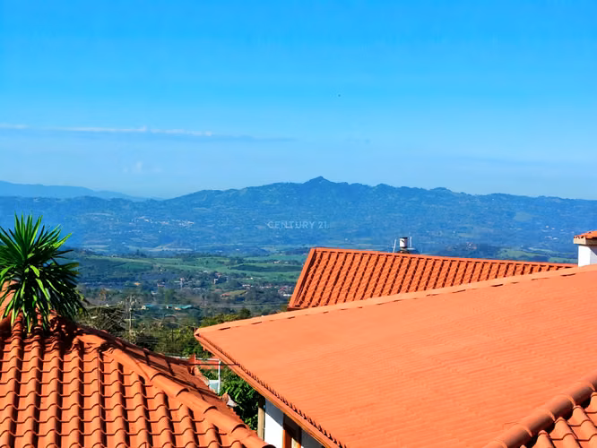 CASA CON AMPLIOS JARDINES Y VISTA AL VALLE CENTRAL | POÁS, ALAJUELA - Imagen 4