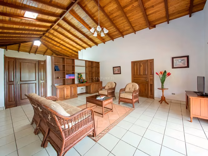 CASA CON AMPLIOS JARDINES Y VISTA AL VALLE CENTRAL | POÁS, ALAJUELA - Imagen 7