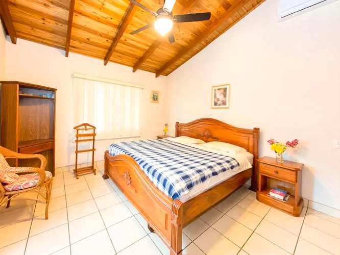 CASA CON AMPLIOS JARDINES Y VISTA AL VALLE CENTRAL | POÁS, ALAJUELA - Imagen 10
