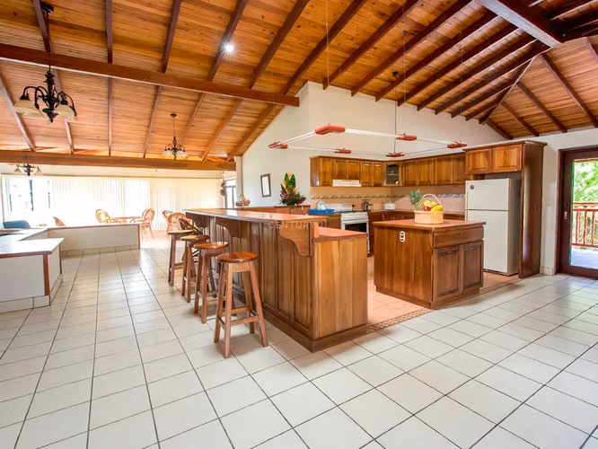 CASA CON AMPLIOS JARDINES Y VISTA AL VALLE CENTRAL | POÁS, ALAJUELA - Imagen 5