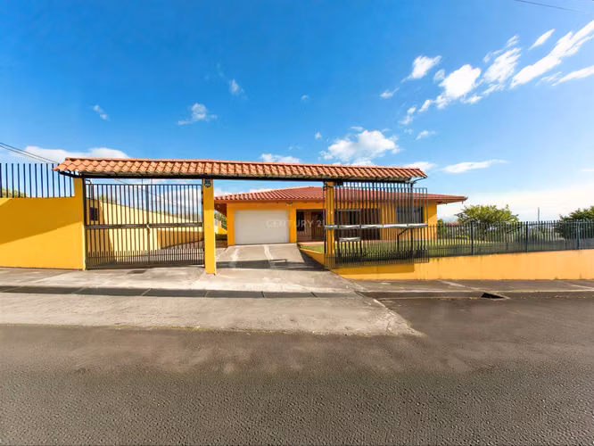 CASA CON AMPLIOS JARDINES Y VISTA AL VALLE CENTRAL | POÁS, ALAJUELA - Imagen 2