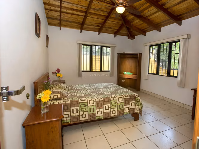 CASA CON AMPLIOS JARDINES Y VISTA AL VALLE CENTRAL | POÁS, ALAJUELA - Imagen 9