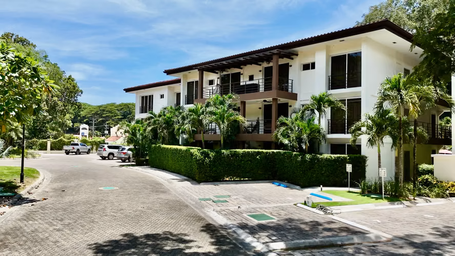 Apartamento de Lujo en Herradura: 2 Habitaciones, Balcón y Acceso a Piscina - Imagen 2