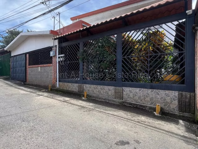 House for Sale + 4 Independent Apartments in Barva-San Pedro.