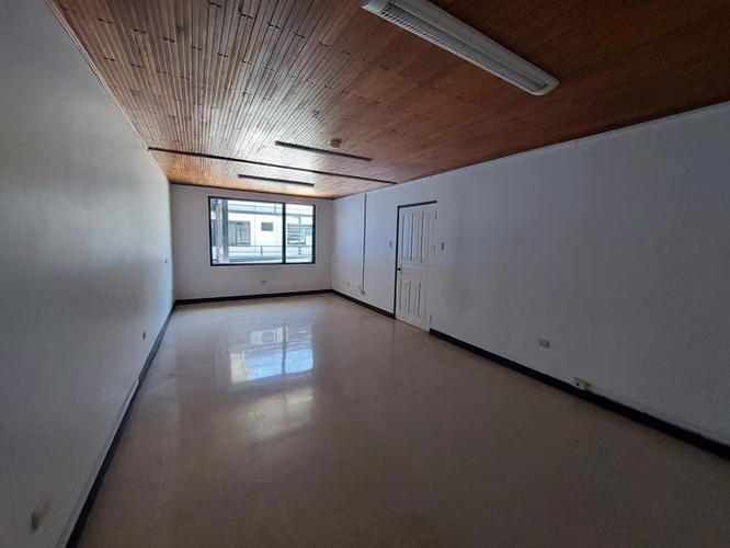 Venta de Edificio de 3 PISOS en Catedral-San José. 27-375