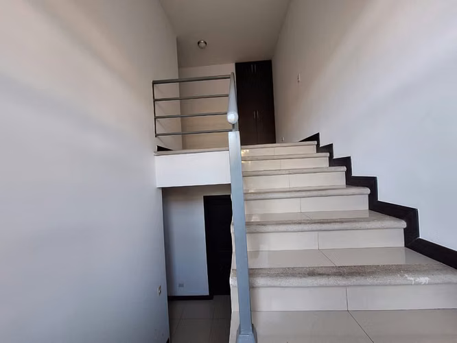 Se alquila hermosa casa de dos niveles en Condominio San Telmo – San Antonio de Escazú