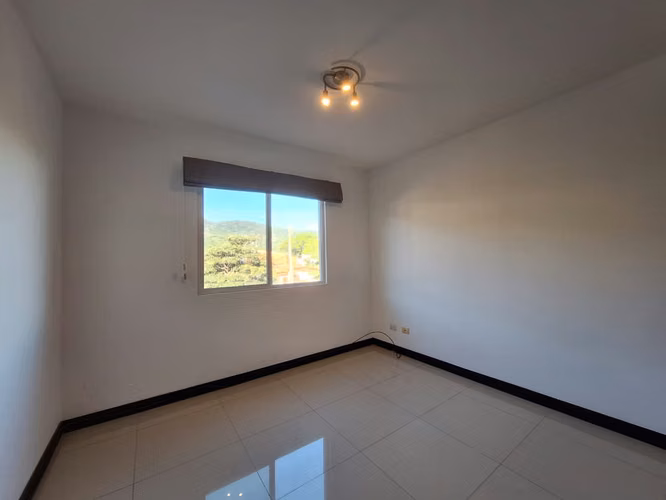 Se alquila hermosa casa de dos niveles en Condominio San Telmo – San Antonio de Escazú