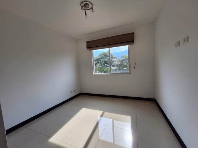 Se alquila hermosa casa de dos niveles en Condominio San Telmo – San Antonio de Escazú