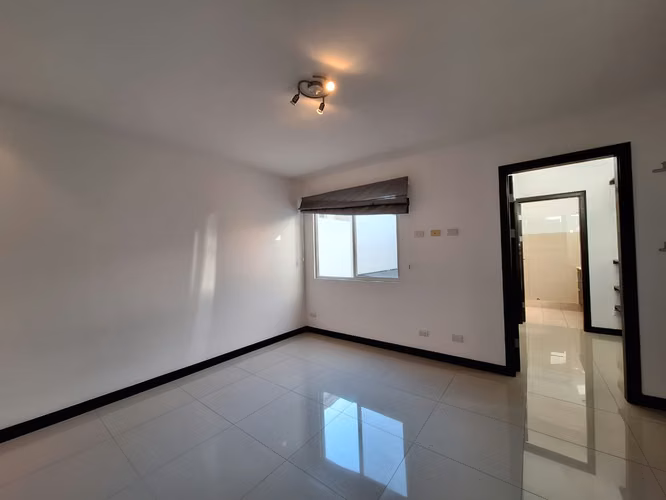 Se alquila hermosa casa de dos niveles en Condominio San Telmo – San Antonio de Escazú