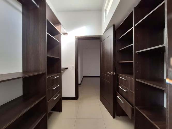 Se alquila hermosa casa de dos niveles en Condominio San Telmo – San Antonio de Escazú
