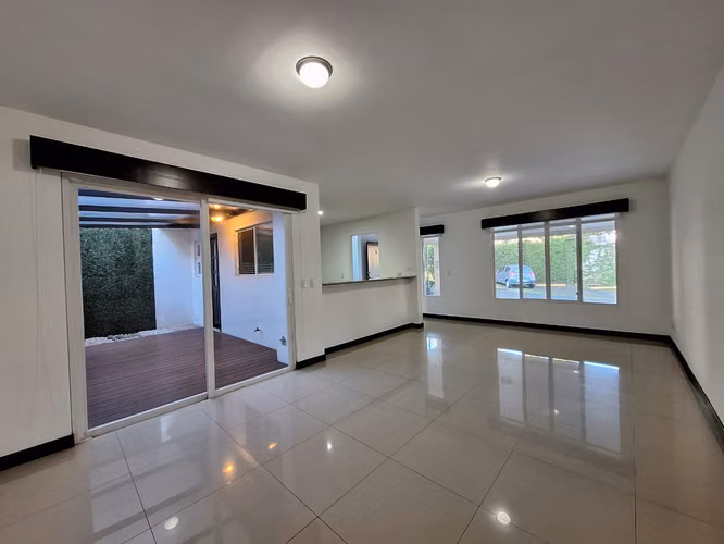 Se alquila hermosa casa de dos niveles en Condominio San Telmo – San Antonio de Escazú