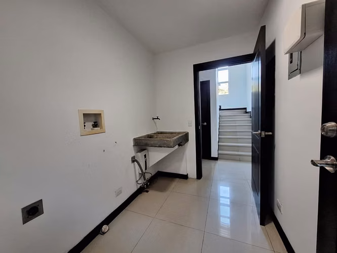 Se alquila hermosa casa de dos niveles en Condominio San Telmo – San Antonio de Escazú