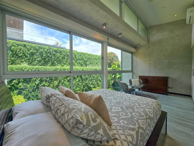 Lindora Santa Ana! Condo contemporáneo amueblado con jardín