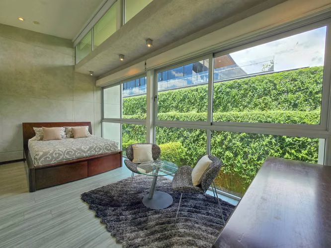 Lindora Santa Ana! Condo contemporáneo amueblado con jardín