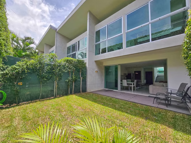 Lindora Santa Ana! Condo contemporáneo amueblado con jardín