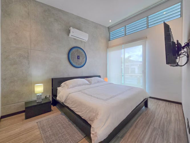 Lindora Santa Ana! Condo contemporáneo amueblado con jardín