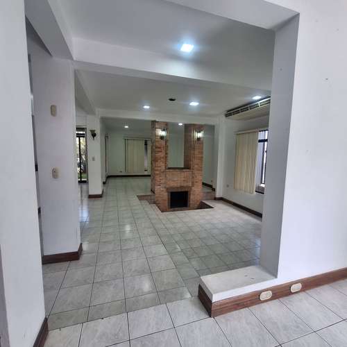 Alquiler de casa esquinera en Geroma - Favorita Norte RH - Imagen 4