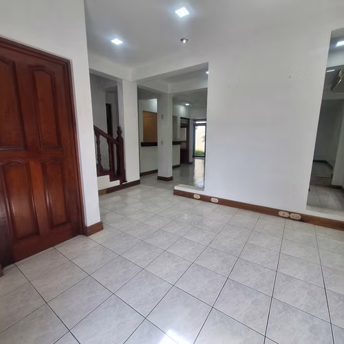 Alquiler de casa esquinera en Geroma - Favorita Norte RH - Imagen 4
