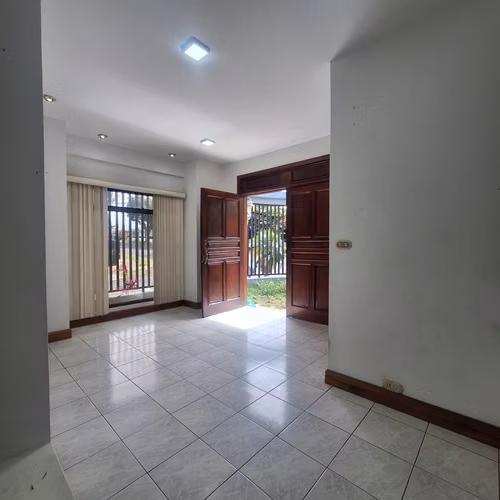 Alquiler de casa esquinera en Geroma - Favorita Norte RH