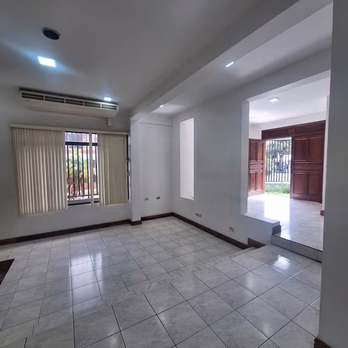 Alquiler de casa esquinera en Geroma - Favorita Norte RH - Imagen 2