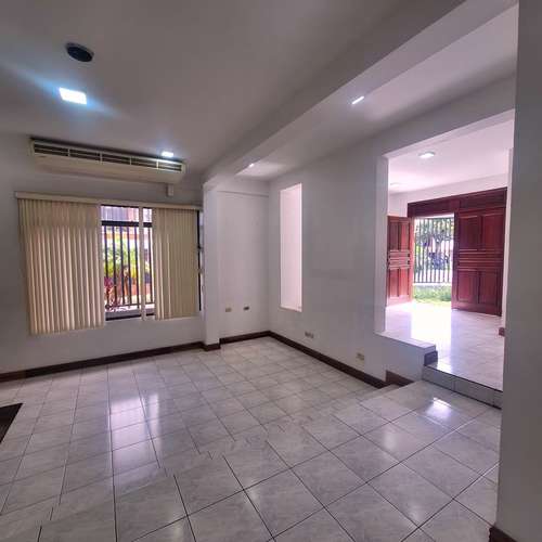 Alquiler de casa esquinera en Geroma - Favorita Norte RH - Imagen 3