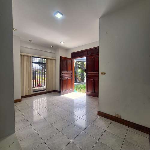 Alquiler de casa esquinera en Geroma - Favorita Norte RH - Imagen 2