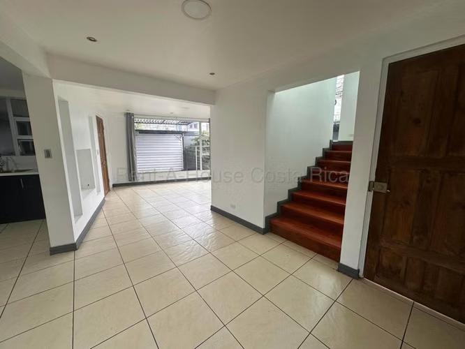 Venta de casa con 4 espacios de garaje en Moravia - Imagen 7