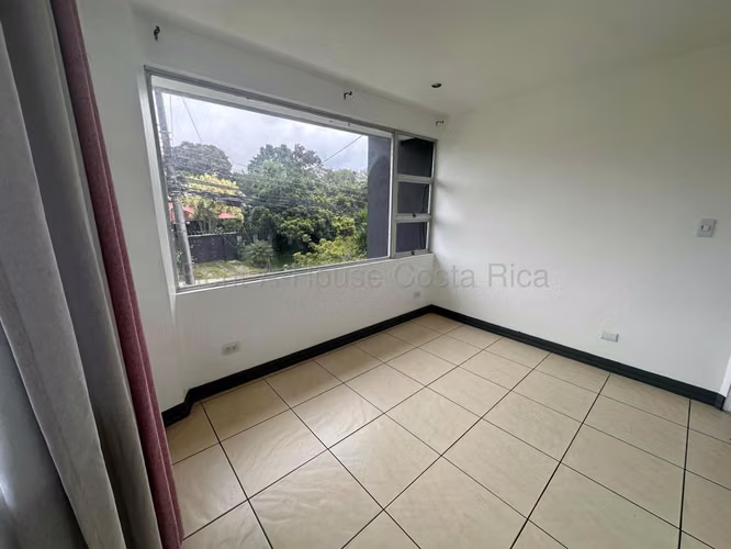 Venta de casa con 4 espacios de garaje en Moravia - Imagen 13