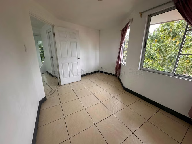 Venta de casa con 4 espacios de garaje en Moravia - Imagen 11