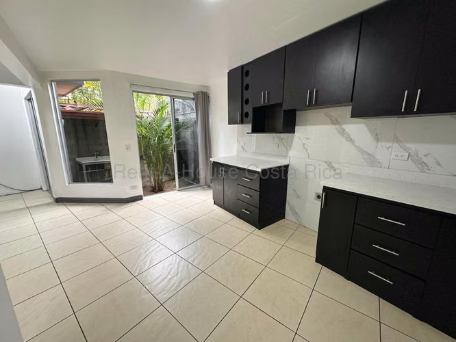 Venta de casa con 4 espacios de garaje en Moravia - Imagen 5