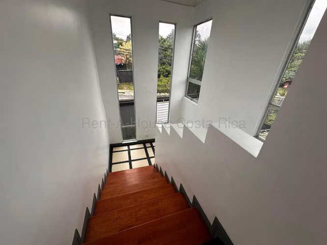 Venta de casa con 4 espacios de garaje en Moravia - Imagen 10