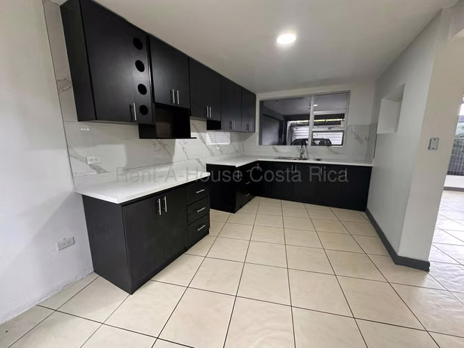 Venta de casa con 4 espacios de garaje en Moravia - Imagen 6