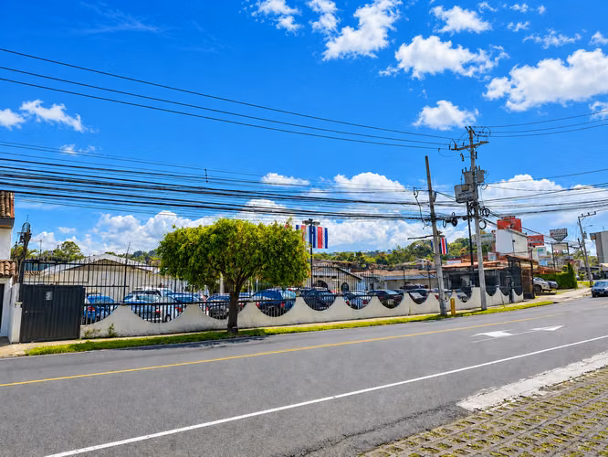 Commercial Land 3,283 m² with Retail Units, Offices and Warehouse | Pinares
