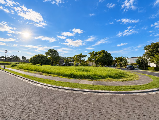 Lote Esquinero 1.637 m² en Venta – Condominio La Hacienda, Santa Ana - Imagen 8