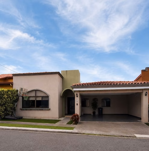 Casa de una planta + lote amplio Condominio Hacienda San Agustín
