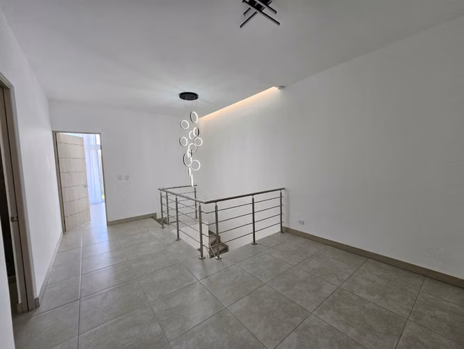 Guachipelín 3-10, muy linda-fina-nueva, L. Blanca, 3 hab, 2.5 baños, sala TV, patio. - Imagen 6