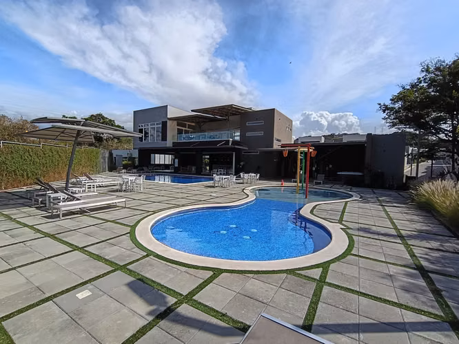 Guachipelín 3-10, muy linda-fina-nueva, L. Blanca, 3 hab, 2.5 baños, sala TV, patio. - Imagen 18