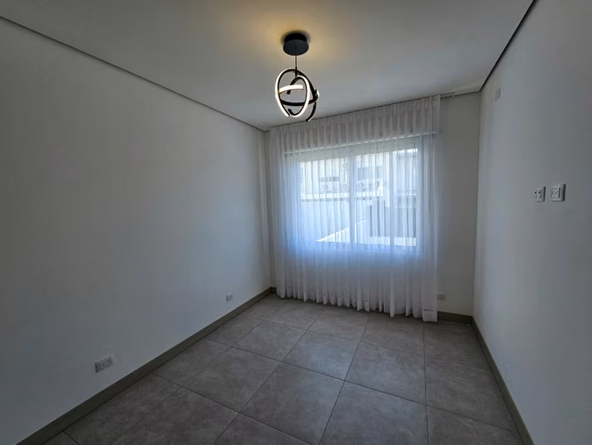 Guachipelín 3-10, muy linda-fina-nueva, L. Blanca, 3 hab, 2.5 baños, sala TV, patio. - Imagen 12