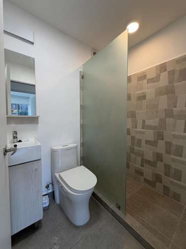 Apartamento con Parqueo techado, Refrigeradora y Amenidades de lujo! - Imagen 8