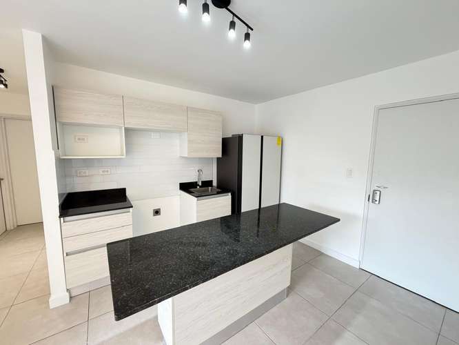 Apartamento con Parqueo techado, Refrigeradora y Amenidades de lujo!