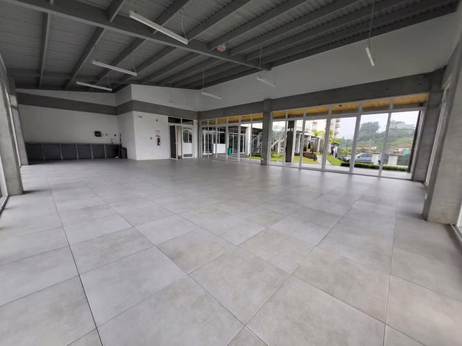 Apartamento con Parqueo techado, Refrigeradora y Amenidades de lujo! - Imagen 20