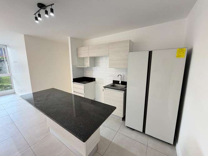 Apartamento con Parqueo techado, Refrigeradora y Amenidades de lujo! - Imagen 4