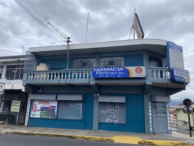 Alquilo amplio local en el centro de Heredia.