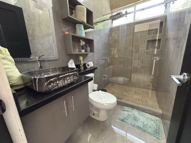 Se alquila casa en Playa Samara con Piscina propia. Casa independiente. Guanacaste.